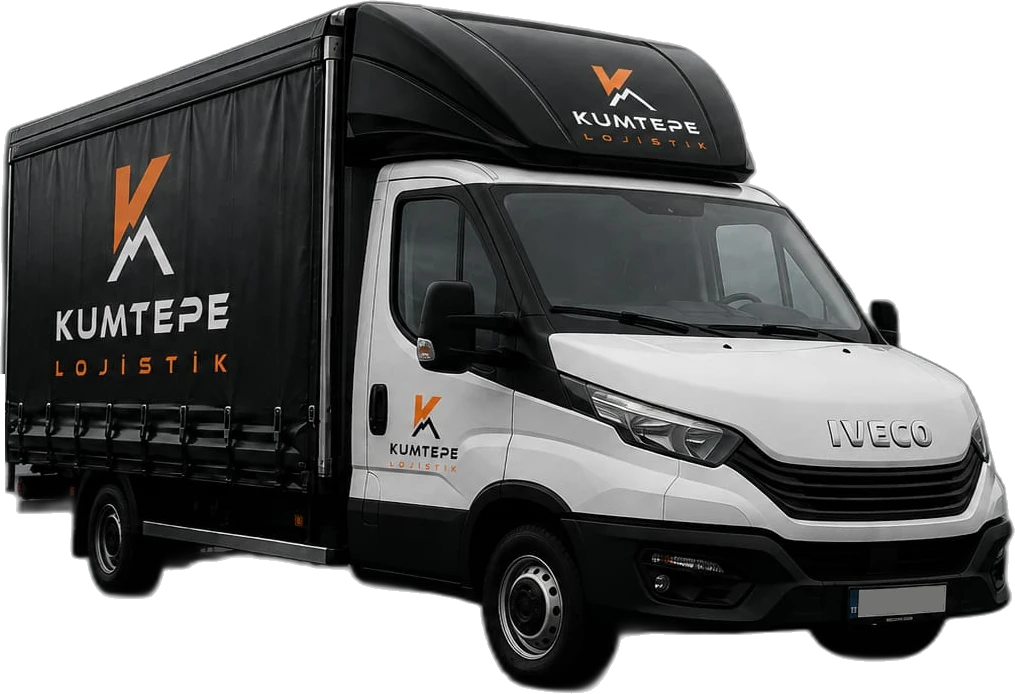 Kumtepe Lojistik logolu Iveco Daily: beyaz kabin, siyah kayar perdeli kasa